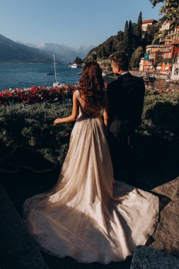 Gelin ve damat kıyıda. yüksek kaliteli fotoğraf