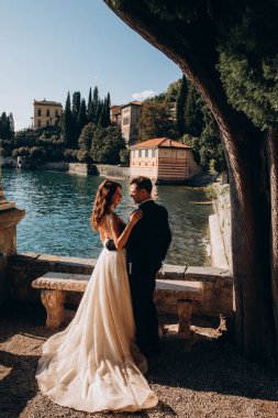 Güzel, genç bir çift düğün gününde aşık olur.