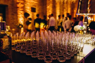 Bardaki bardaklar, arkadaki parti kalabalığı..