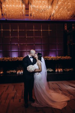 Güzel, genç bir çift akşam sarılıp öpüşüyor.