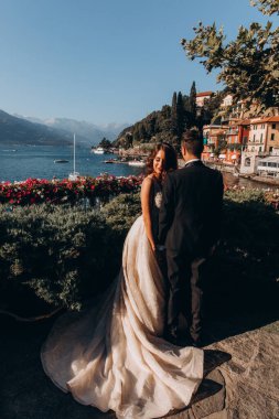 Gelin ve damat dağların ve gölün arka planında 