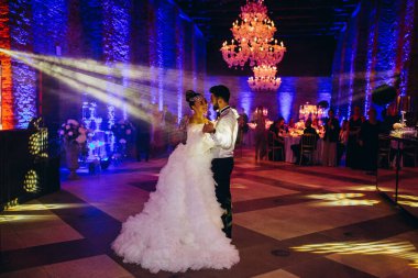 Akşamları dans eden mutlu genç çift.