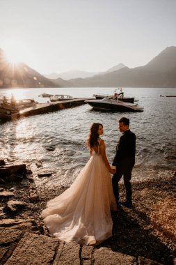 Sahilde poz güzel düğün çifti