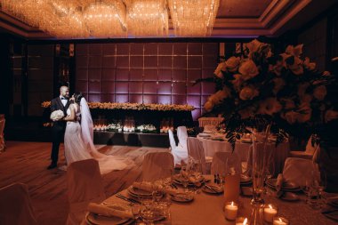 Düğün çifti restoranda dans ediyor.