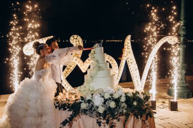 Lezzetli düğün pastası ve mutlu genç damat ve gelin akşamları       