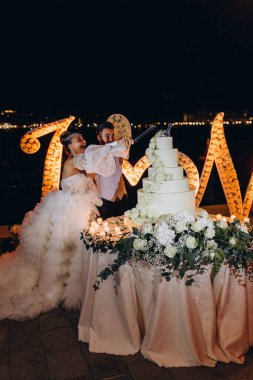 Lezzetli düğün pastası ve mutlu genç damat ve gelin akşamları       