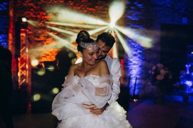 Genç ve güzel bir çift dans ediyor.