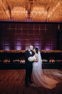 Güzel bir çift damat ve gelin akşam dans ediyor..                 