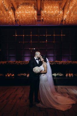 Güzel bir çift damat ve gelin akşam dans ediyor..                 