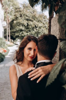 Güzel, mutlu, genç bir çift eski şehrin sokaklarında poz veriyor.           