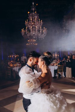 Güzel bir çift damat ve gelin akşam dans ediyor..                 