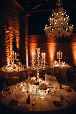 Zarif restoran içinde düğün resepsiyonu için güzel bir masa.         