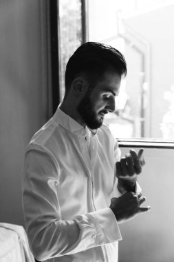 Sabahları şık giyinen şık damadın yakın plan görüntüsü.   