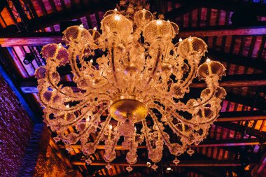 Akşam restoranda tavandan sarkan havalı bir avize..