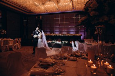 Akşamları seremonide kucaklaşan mutlu genç çift.