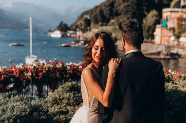 Birbirlerine aşık genç bir çift göl kıyısında kucaklaşıyorlar..