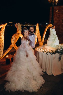 Lezzetli düğün pastası ve mutlu genç damat ve gelin akşamları       