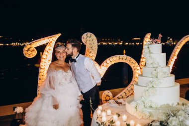 Lezzetli düğün pastası ve mutlu genç damat ve gelin akşamları       