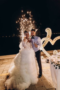 Mutlu genç gelin ve damat geceyi kutluyor.