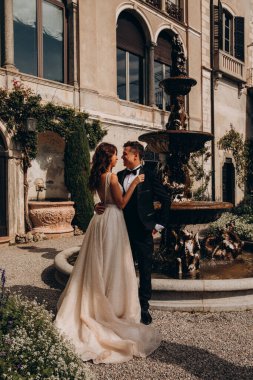 Mutlu genç bir çift gündüz vakti dışarıda poz veriyor.