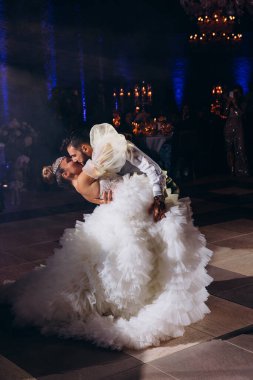 Güzel bir çift damat ve gelin akşam dans ediyor..                 