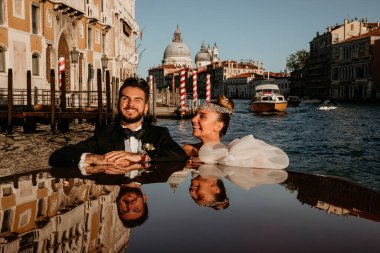 Venedik 'te teknede evlenen genç ve güzel bir çift.             