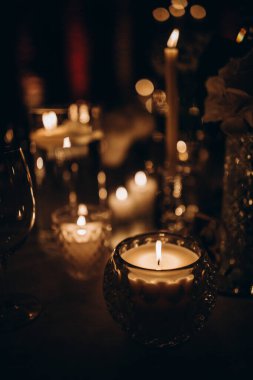 Gecenin karanlığında mumları kapat.