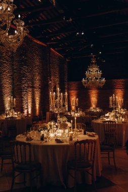 Düğün resepsiyonu için şık bir masa.             