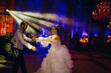 Güzel bir çift damat ve gelin akşam dans ediyor..                 