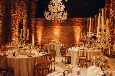 Düğün resepsiyonu için şık bir masa.             