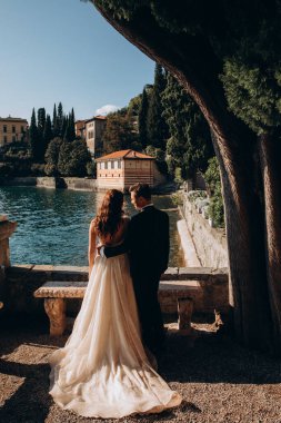 Birbirlerine aşık genç bir çift göl kıyısında kucaklaşıyorlar..