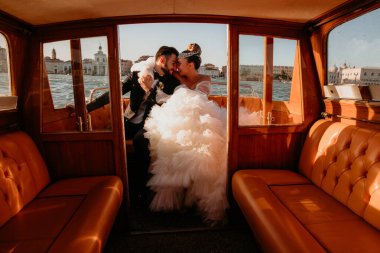 Venedik 'te teknede evlenen genç ve güzel bir çift.             