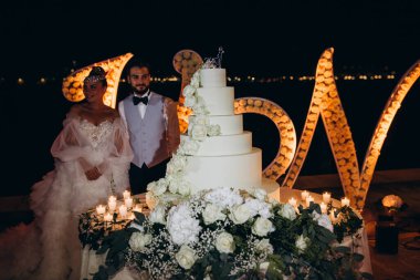 Lezzetli düğün pastası ve mutlu genç damat ve gelin akşamları       