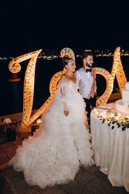 Lezzetli düğün pastası ve mutlu genç damat ve gelin akşamları       