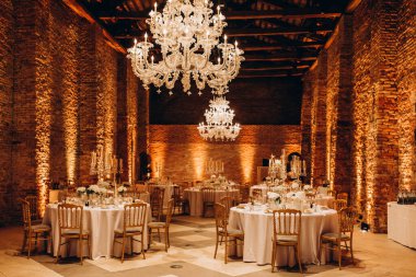 Düğün resepsiyonu için şık bir masa.             