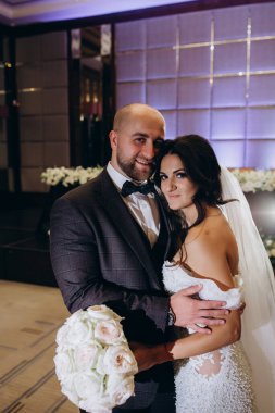 Güzel bir çift damat ve gelin akşam dans ediyor..                 