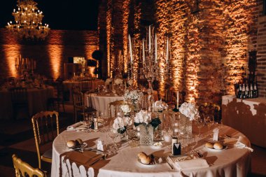 Düğün resepsiyonu için şık bir masa.             