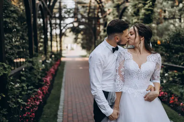 Parkta öpüşen genç bir çiftin portresi..                