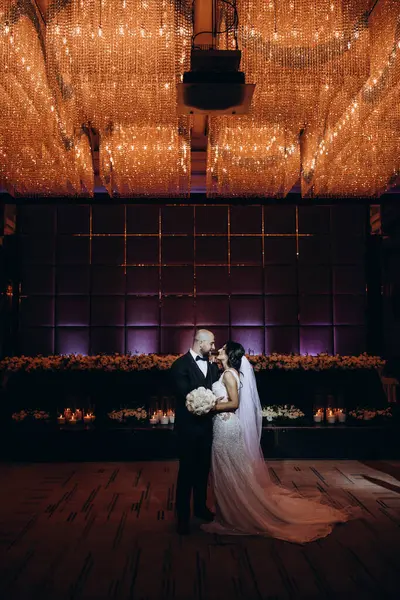 Düğünde dans eden mutlu gelin ve damat.             