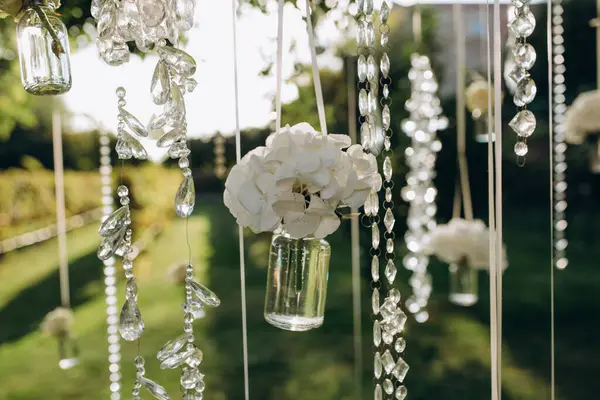 Güzel çiçekli zarif düğün dekorunun yakın çekimi.           