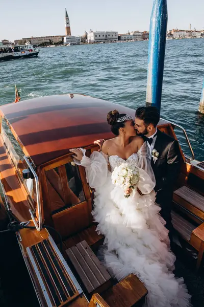 Gelin ve damat gölde teknede poz veriyorlar.