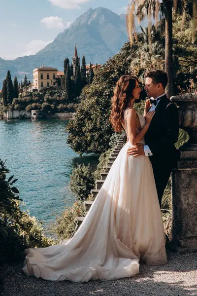 Güzel göl kenarında poz veren zarif genç bir çift.          