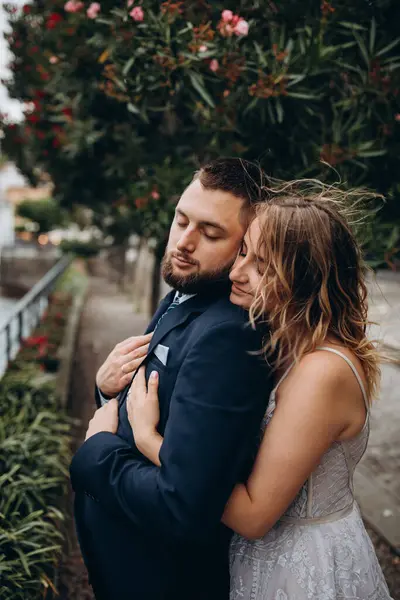 Parkta kucaklaşan mutlu genç bir çift.