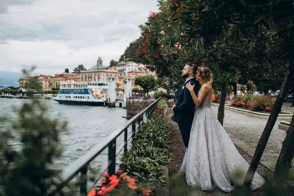 Güzel göl kenarında poz veren zarif genç bir çift.          