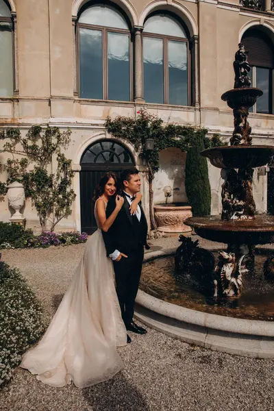 Güzel bir düğün çifti eski şehirde yürüyor