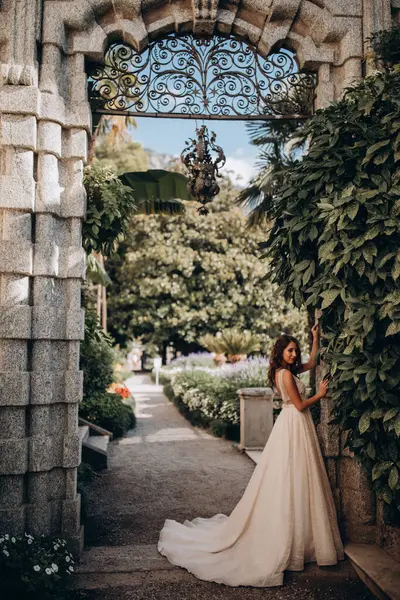 Beyaz gelinlikli güzel gelin eski kasaba caddesinde poz veriyor.                