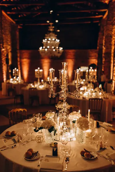 Zarif restoran içinde düğün resepsiyonu için güzel bir masa.         