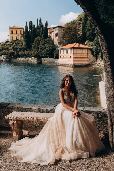 Göl kenarında muhteşem bir gelin.