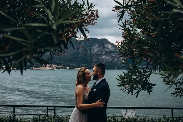 Güzel göl kenarında poz veren zarif genç bir çift.          