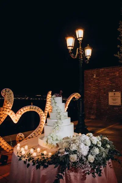 Güllü ve mumlu güzel düğün pastası